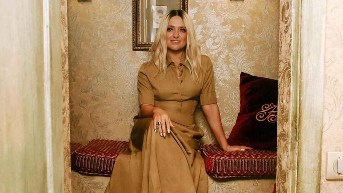 Наталья Могилевская позировала в карамельном платье и кроссовках: фото Наталья Могилевская позировала в карамельном платье и кроссовках: фото