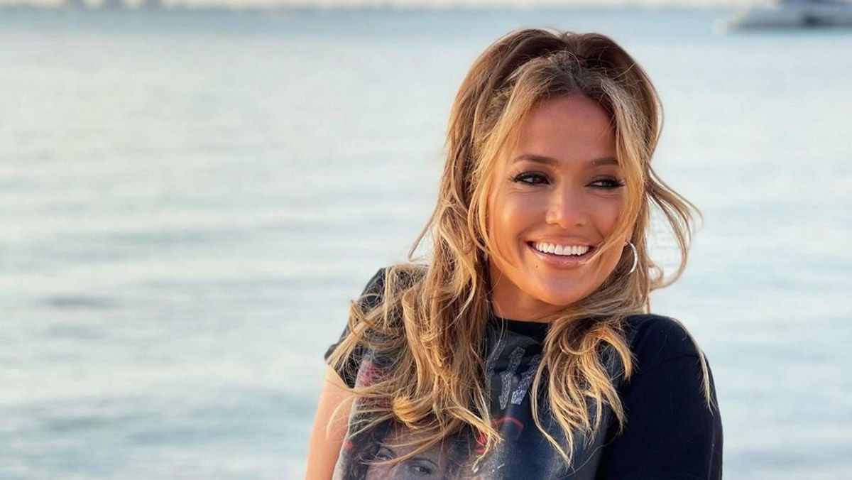 Дженніфер Лопес захопила ніжним образом у білій блузці: відео Дженніфер Лопес захопила ніжним образом у білій блузці: відео