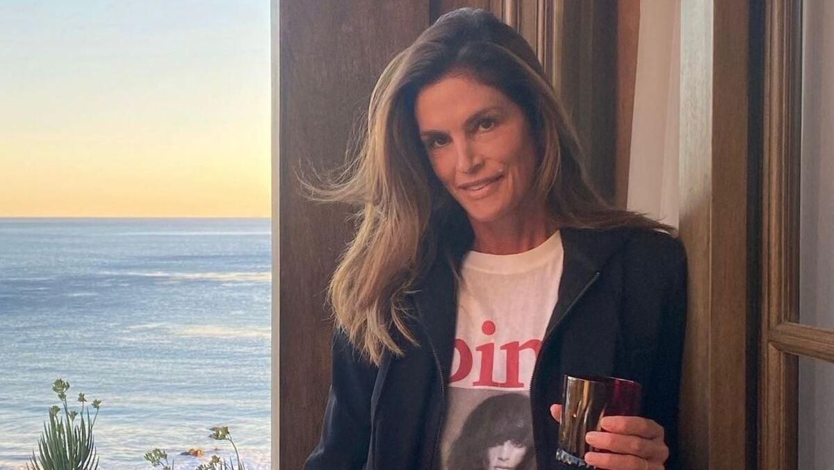 Синди Кроуфорд показала, как выглядела в детстве: увлекательное фото Синди Кроуфорд показала, как выглядела в детстве: увлекательное фото