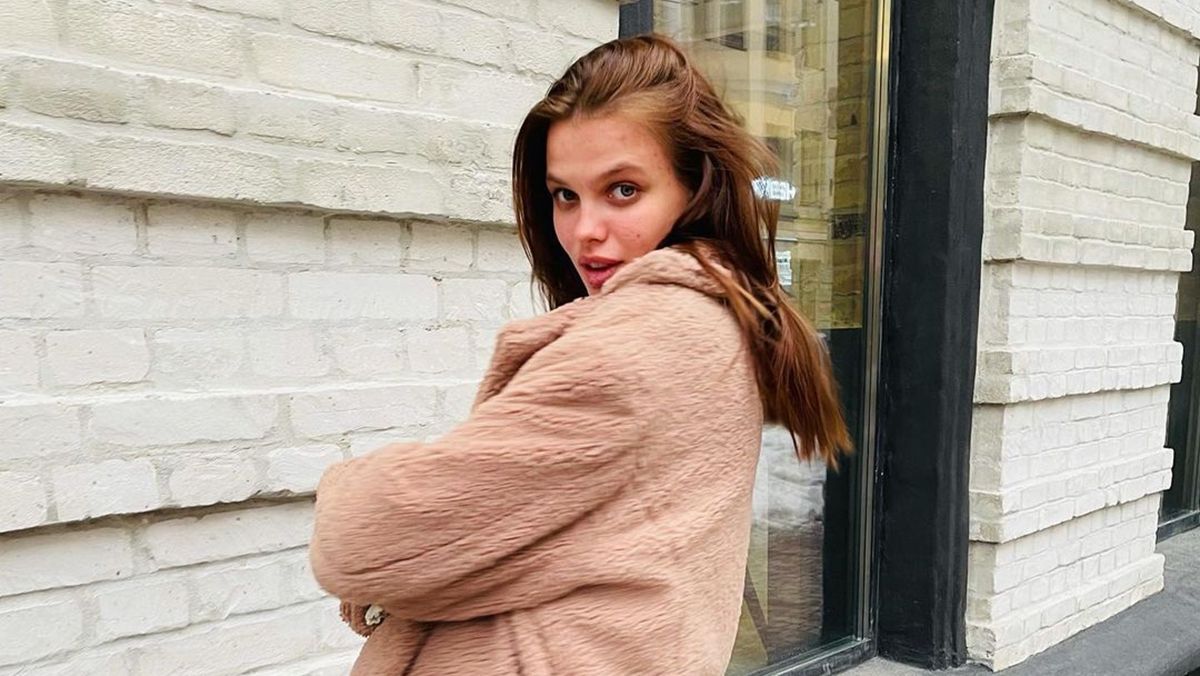 Вагітна дівчина Макса Михайлюка позувала в білому костюмі та пальті Вагітна дівчина Макса Михайлюка позувала в білому костюмі та пальті