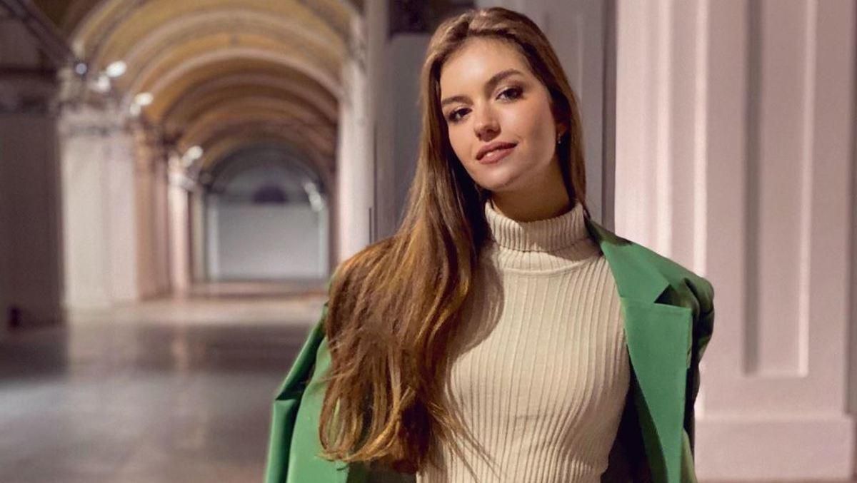 Дружина Дмитра Комарова показала образ у зеленому костюмі: фото Дружина Дмитра Комарова показала образ у зеленому костюмі: фото