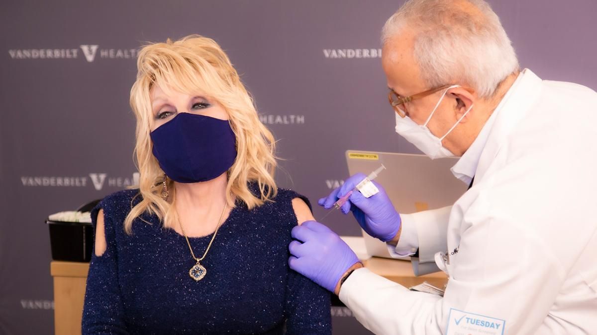 Доллі Партон вакцинувалася від коронавірусу: відео