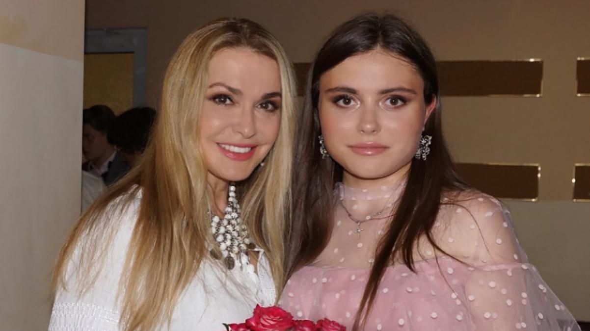 Ольга Сумская поздравила дочь с 19-летием: архивные фото из роддома Ольга Сумская поздравила дочь с 19-летием: архивные фото из роддома