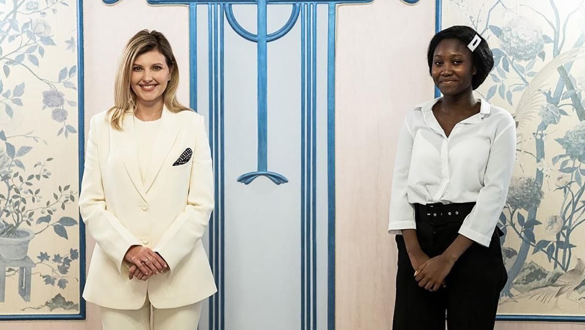 Олена Зеленська з'явилась в елегантному білому костюмі: фото Олена Зеленська з'явилась в елегантному білому костюмі: фото