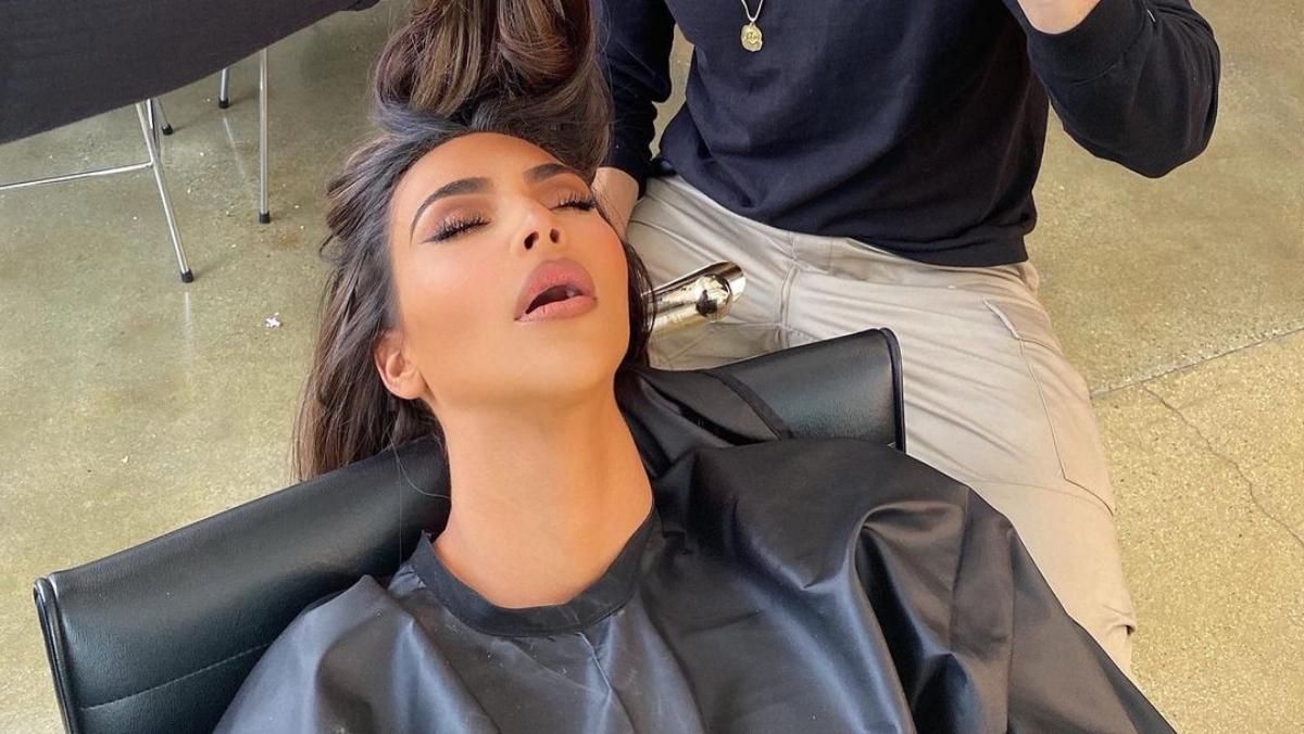 Кім Кардашян заснула в кріслі стиліста і стала мемом Кім Кардашян заснула в кріслі стиліста і стала мемом