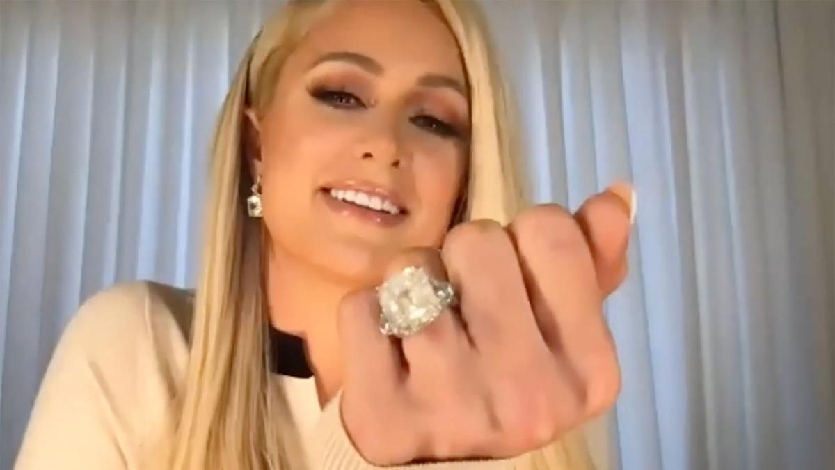 Періс Гілтон зблизька показала каблучку за 2 мільйони доларів: фото Періс Гілтон зблизька показала каблучку за 2 мільйони доларів: фото