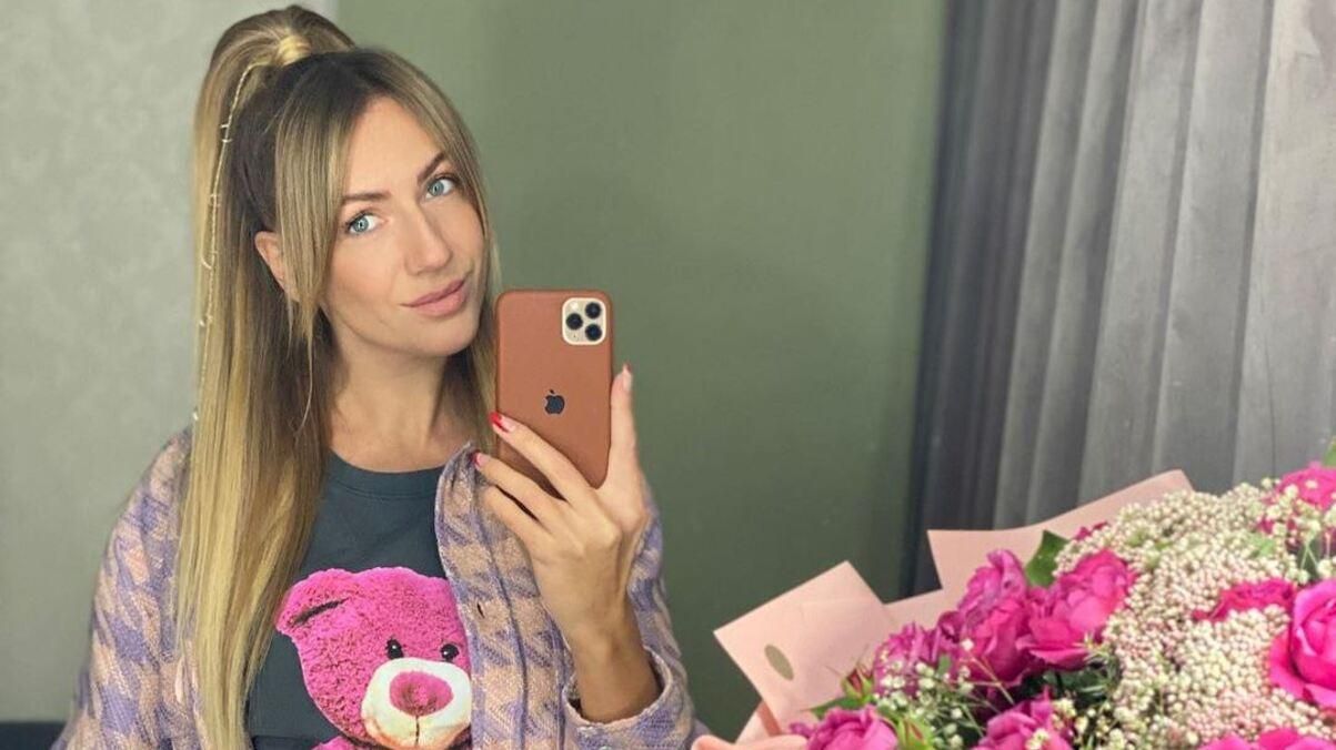 З букетом квітів: Леся Нікітюк підкорила ніжним образом у мініспідниці З букетом квітів: Леся Нікітюк підкорила ніжним образом у мініспідниці