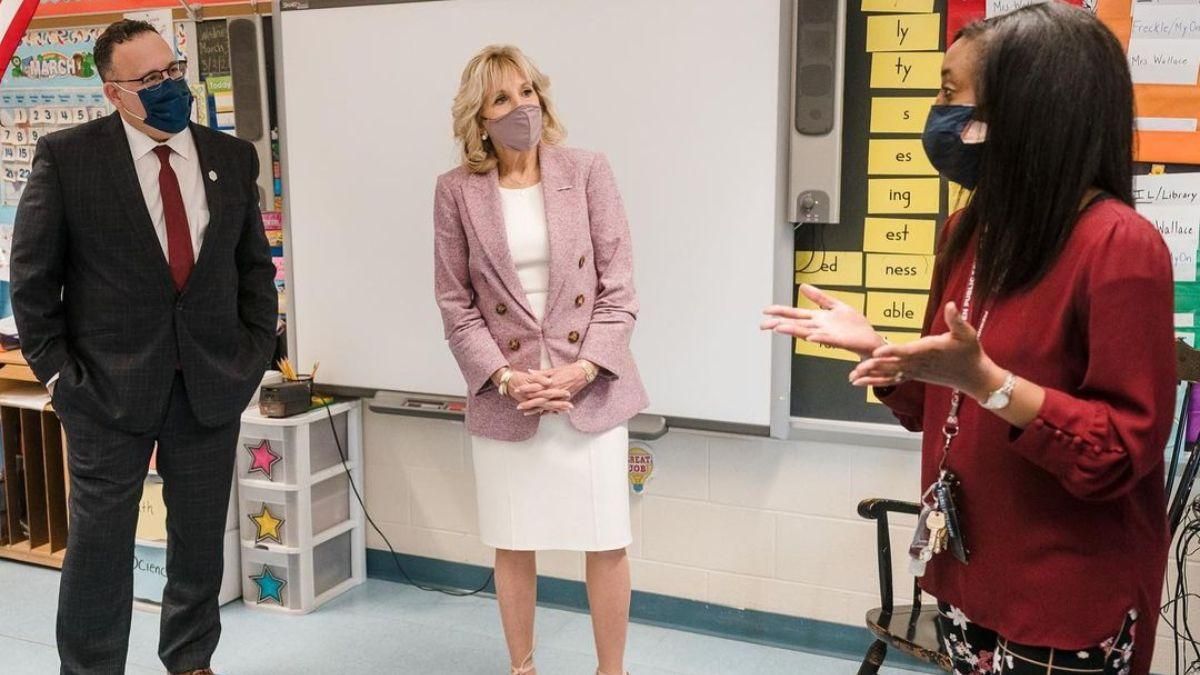 Джилл Байден очаровала весенним образом в белом платье: фото Джилл Байден очаровала весенним образом в белом платье: фото