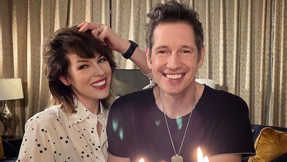 Міла Йовович привітала чоловіка з днем народження кумедними фото Міла Йовович привітала чоловіка з днем народження кумедними фото