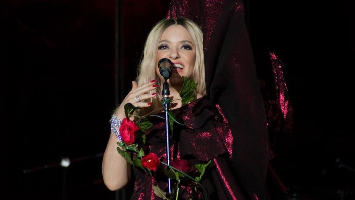 Наталья Могилевская поразила образом в платье с разрезом: фото Наталья Могилевская поразила образом в платье с разрезом: фото