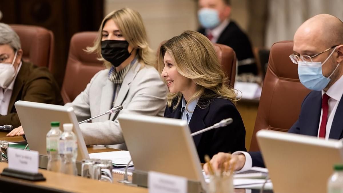 Олена Зеленська з'явилась в жакеті та з розкішною укладкою: фото Олена Зеленська з'явилась в жакеті та з розкішною укладкою: фото