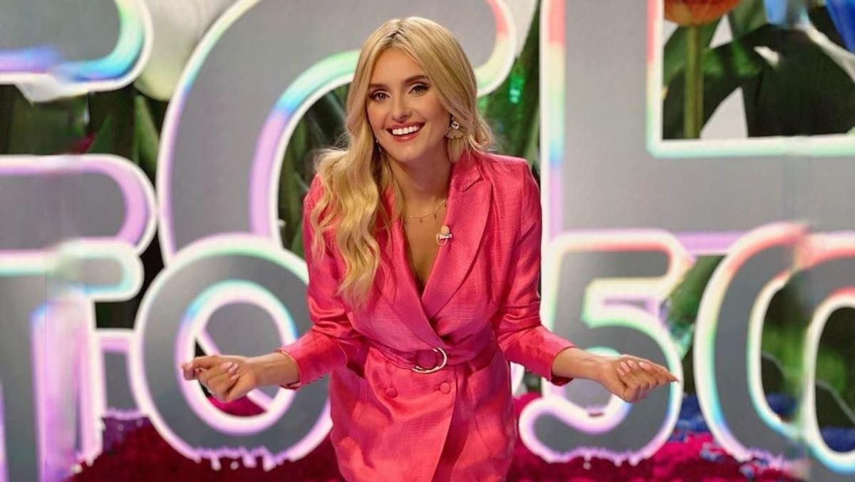 Ирина Федишин очаровала стильным образом в розовом жакете