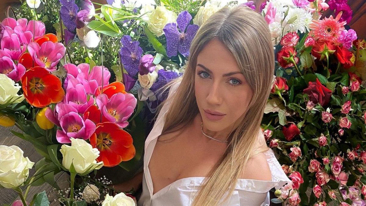 Леся Нікітюк розбурхала спокусливим образом посеред квітів: фото