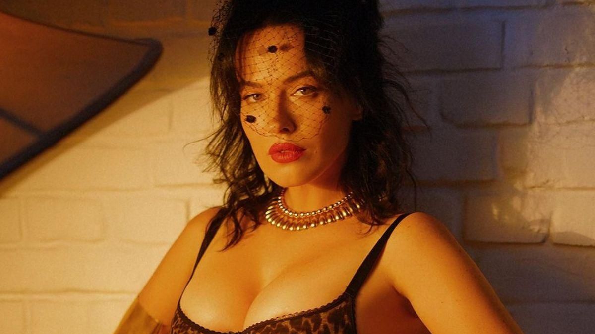Даша Астаф'єва розбурхала мережу еротичними фото в леопардовій білизні
