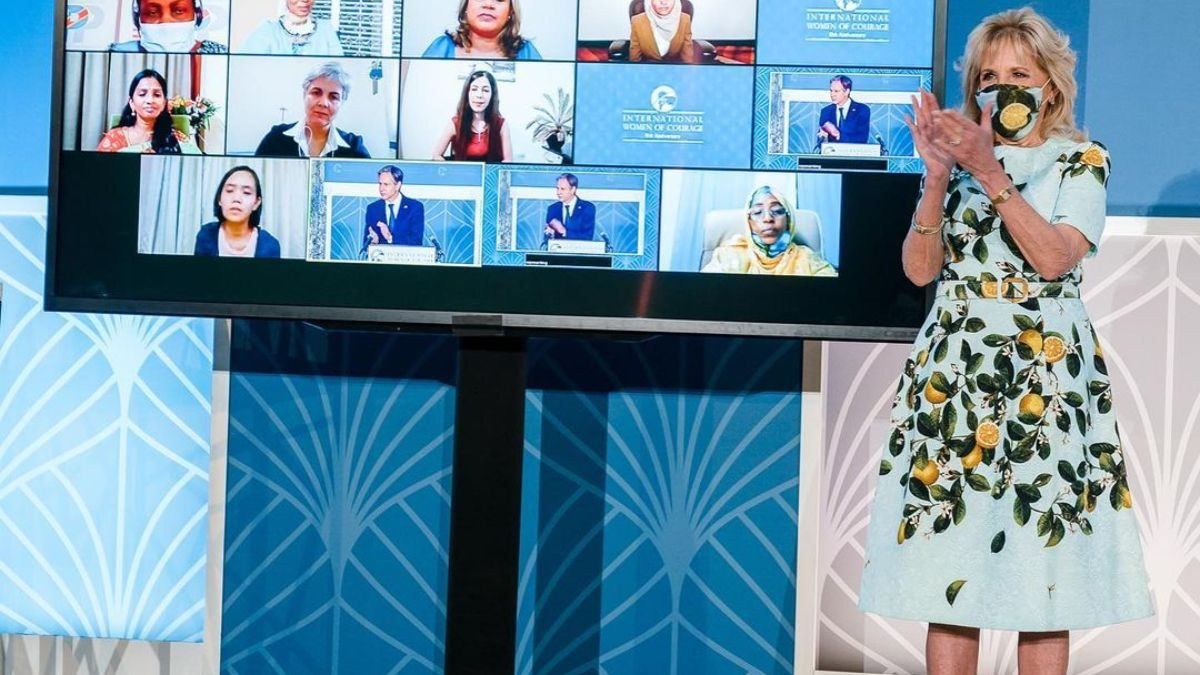 Джилл Байден покорила образом в платье с лимонным принтом: фото Джилл Байден покорила образом в платье с лимонным принтом: фото