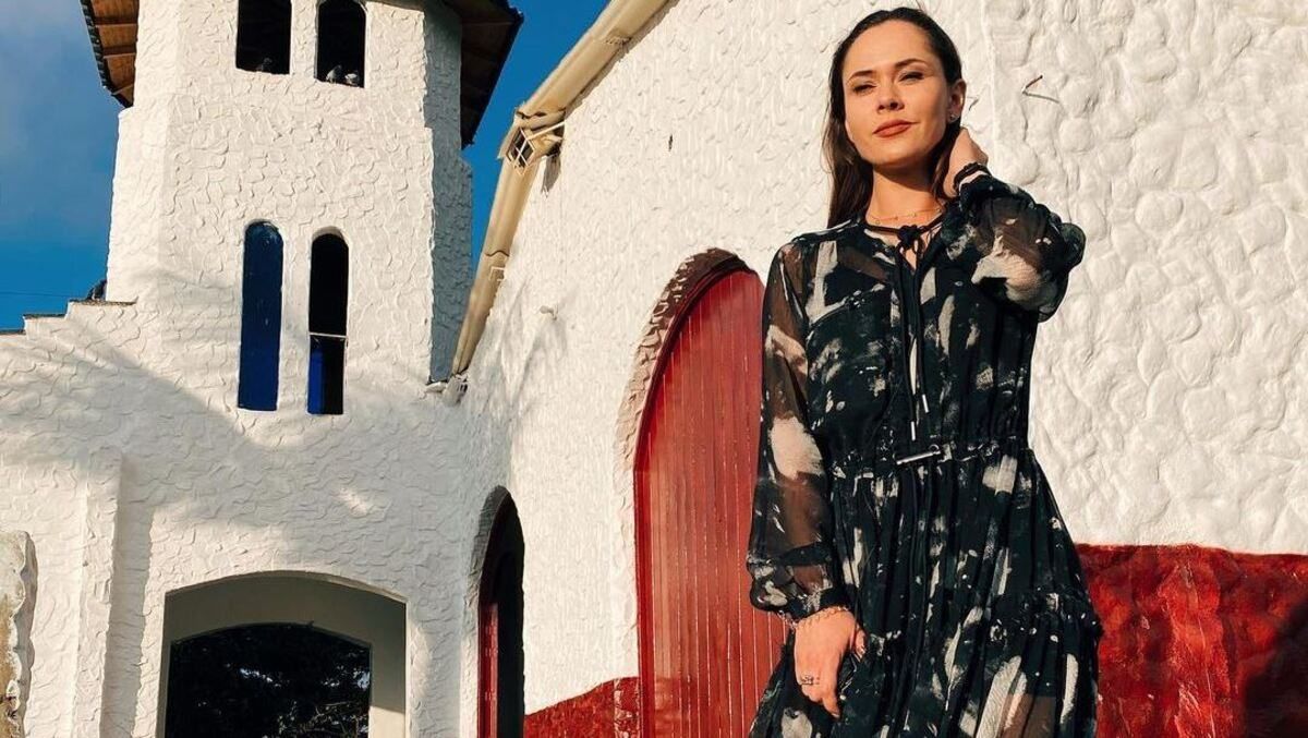 Юлія Саніна показала ніжний образ у чорній сукні та кросівках: фото Юлія Саніна показала ніжний образ у чорній сукні та кросівках: фото