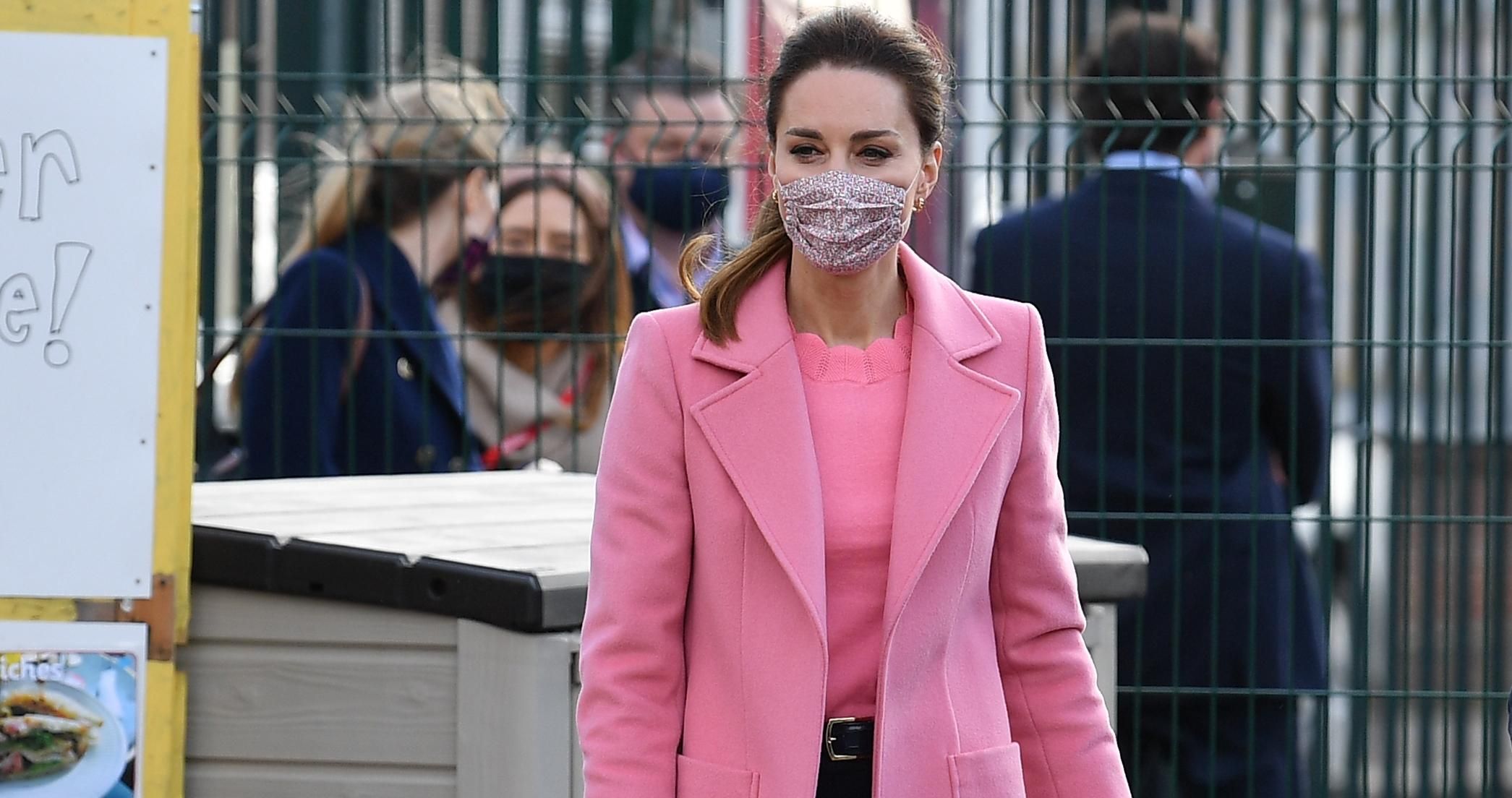 Кейт Миддлтон покорила изящным образом в розовом пальто фото