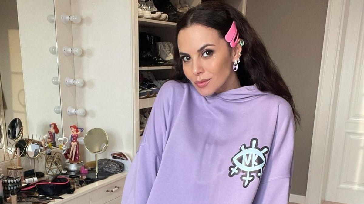 Настя Каменских очаровала весенним образом в лавандовом худи: фото Настя Каменских очаровала весенним образом в лавандовом худи: фото