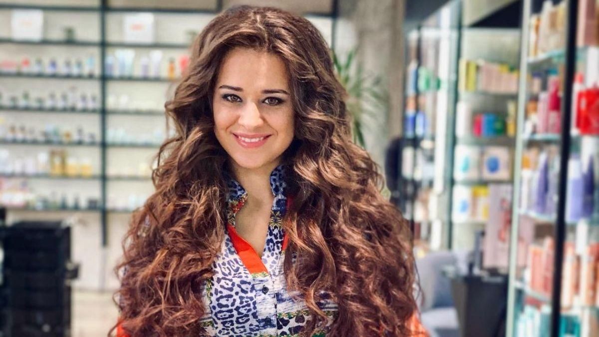 Дружина Дзідзьо показала стильний look у мініспідниці: фото Дружина Дзідзьо показала стильний look у мініспідниці: фото