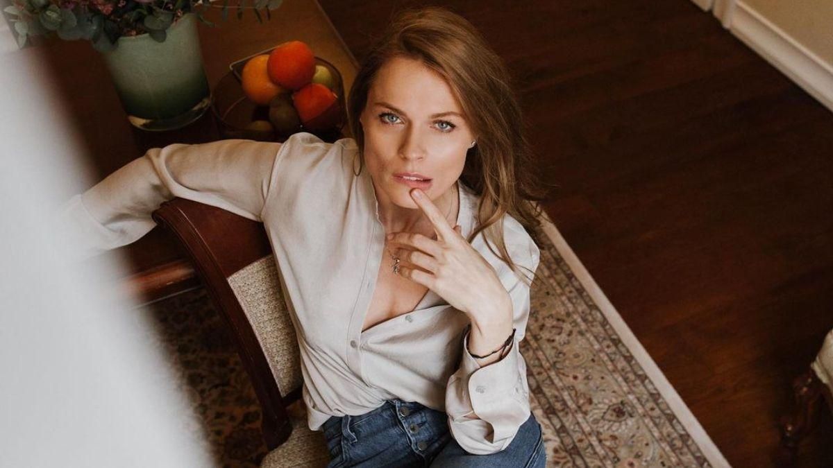 Ольга Фреймут вызывающе позировала на кресле в красивой блузке: фото Ольга Фреймут вызывающе позировала на кресле в красивой блузке: фото