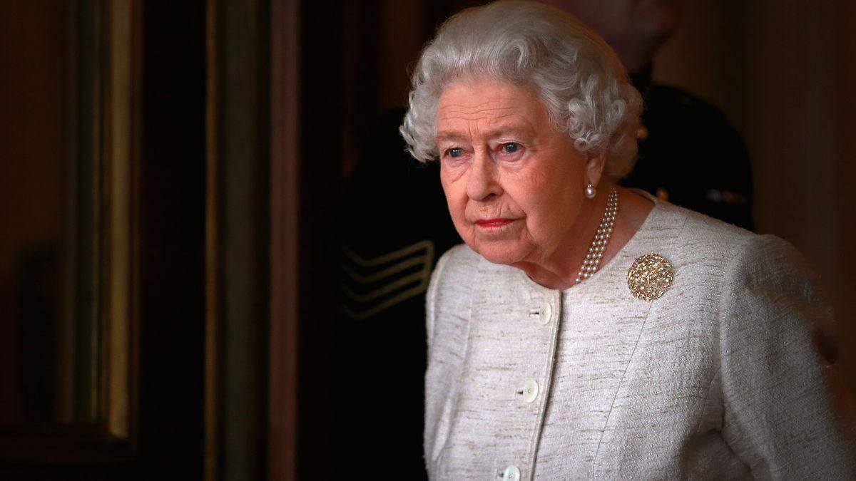 Букингемский дворец обнародовал архивное фото Елизаветы II с матерью