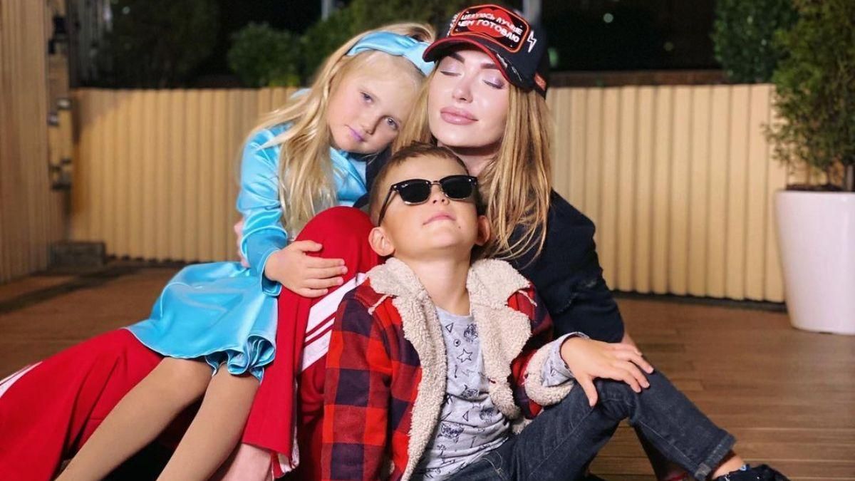 Слава Каминская показала, как дети готовят блины: видео Слава Каминская показала, как дети готовят блины: видео