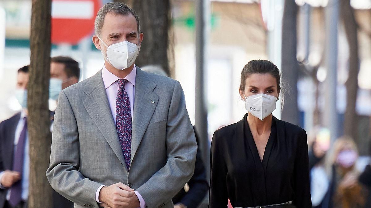 Королева Летиція показала образ у клітчастій спідниці та блузці: фото Королева Летиція показала образ у клітчастій спідниці та блузці: фото