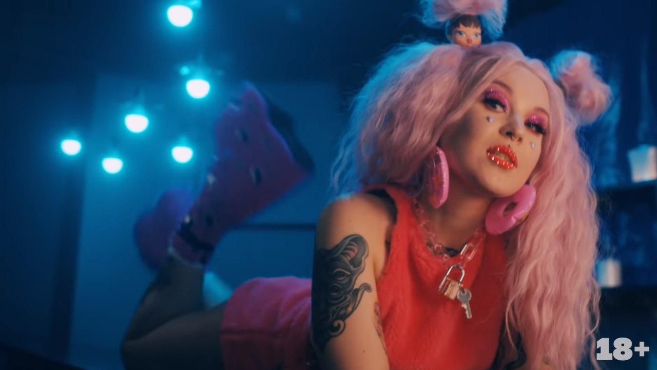 Ужас и мерзость: екс-солистку YUKO раскритиковали за дебютный клип Ужас и мерзость: екс-солистку YUKO раскритиковали за дебютный клип