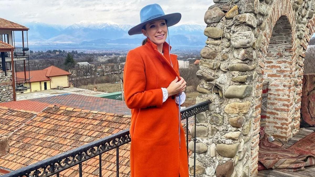 Катя Осадчая поразила стильным образом в пальто фото из Грузии