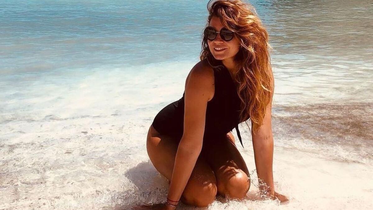 Дружина Монатіка грайливо випнула сідниці на пляжі: еротичне фото