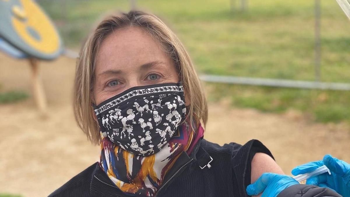 Шэрон Стоун сделала прививку от коронавируса Шэрон Стоун сделала прививку от коронавируса