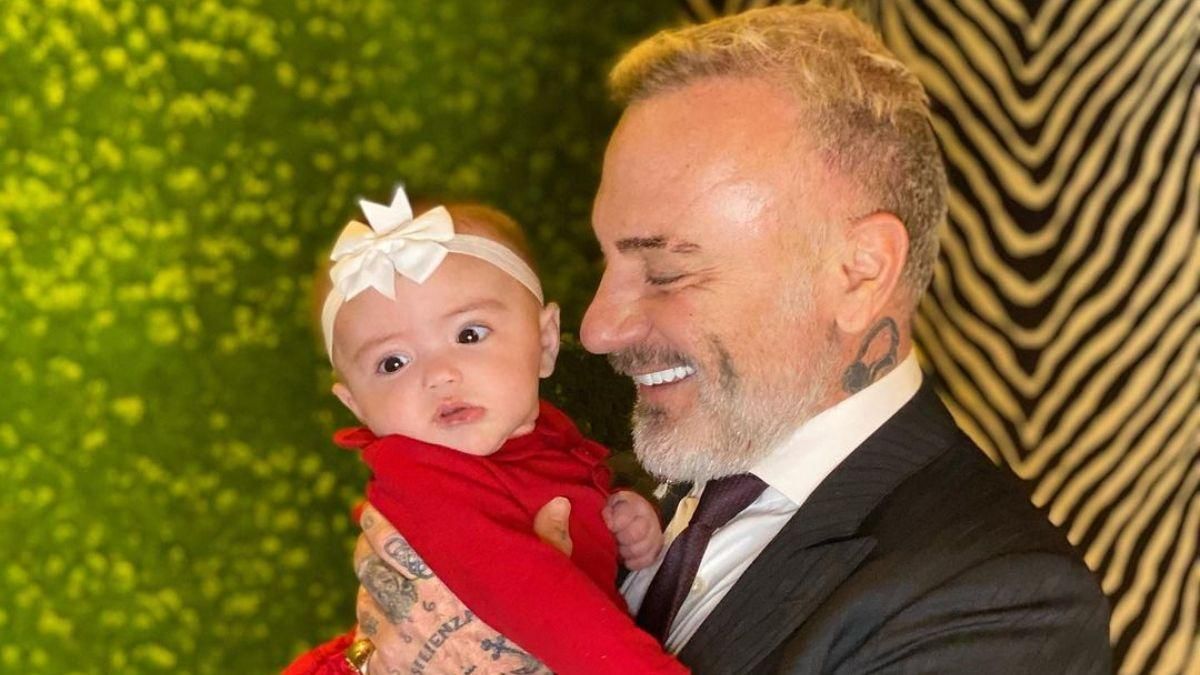 Джанлука Вакки показал, как 3-месячная дочь кусает его за нос: видео Джанлука Вакки показал, как 3-месячная дочь кусает его за нос: видео