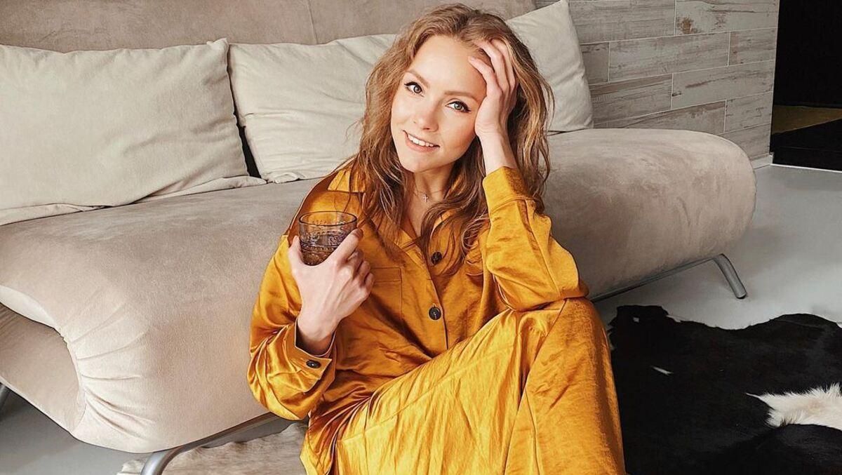 Алена Шоптенко показала домашний образ в оранжевом костюме фото Алена Шоптенко показала домашний образ в оранжевом костюме фото