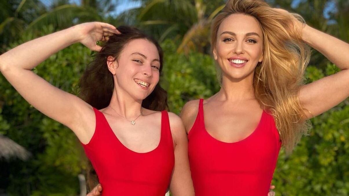 Оля Полякова захопила новим фото з донькою у купальниках Оля Полякова захопила новим фото з донькою у купальниках