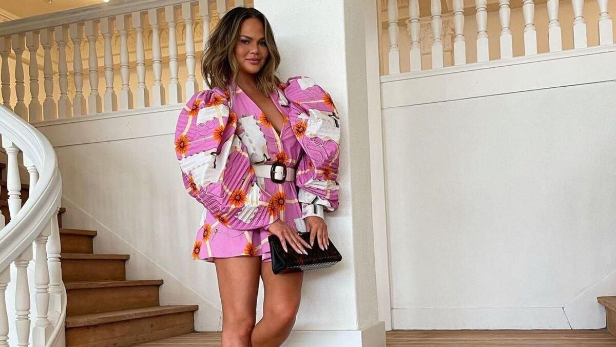 Крисси Тейген похвасталась образом в яркой блузке: смелое фото Крисси Тейген похвасталась образом в яркой блузке: смелое фото