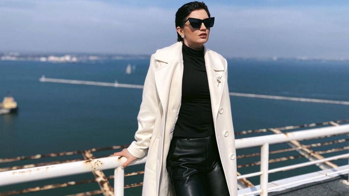 Оля Цибульская удивила образом в белом пальто на фоне моря: фото Оля Цибульская удивила образом в белом пальто на фоне моря: фото