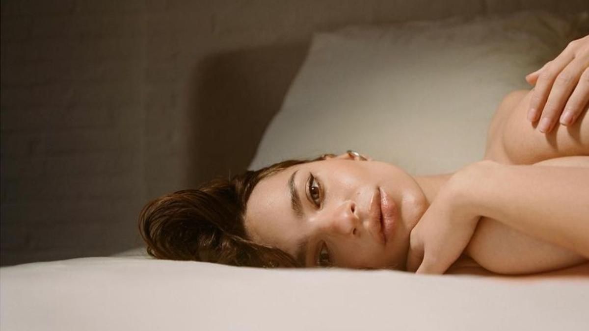 Емілі Ратажковскі показала фото, де годує сина грудьми Емілі Ратажковскі показала фото, де годує сина грудьми