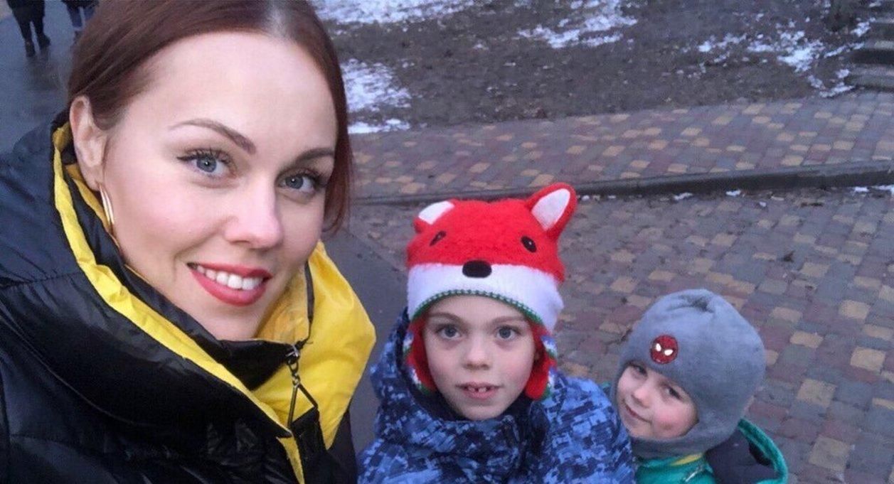 На прогулке: Alyosha замилувала сеть новым фото с детьми На прогулке: Alyosha замилувала сеть новым фото с детьми