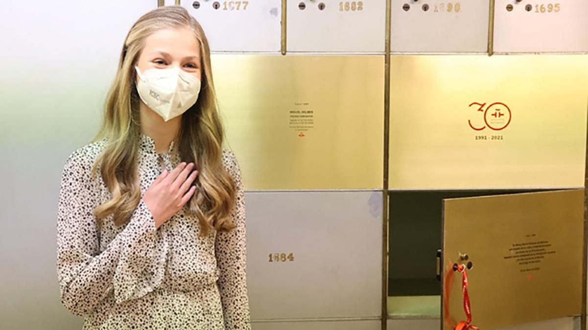 Донька королеви Летиції здійснила перший самостійний вихід: відео Донька королеви Летиції здійснила перший самостійний вихід: відео