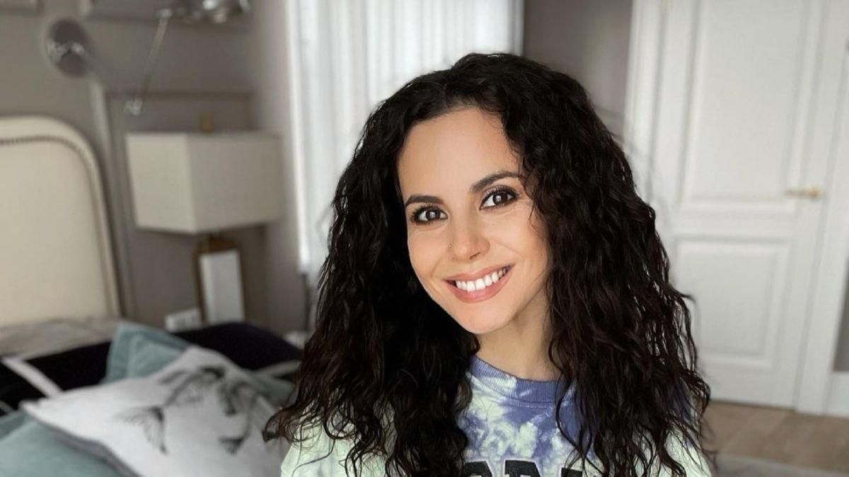 Настя Каменських показала стильний домашній образ: фото з песиком Настя Каменських показала стильний домашній образ: фото з песиком