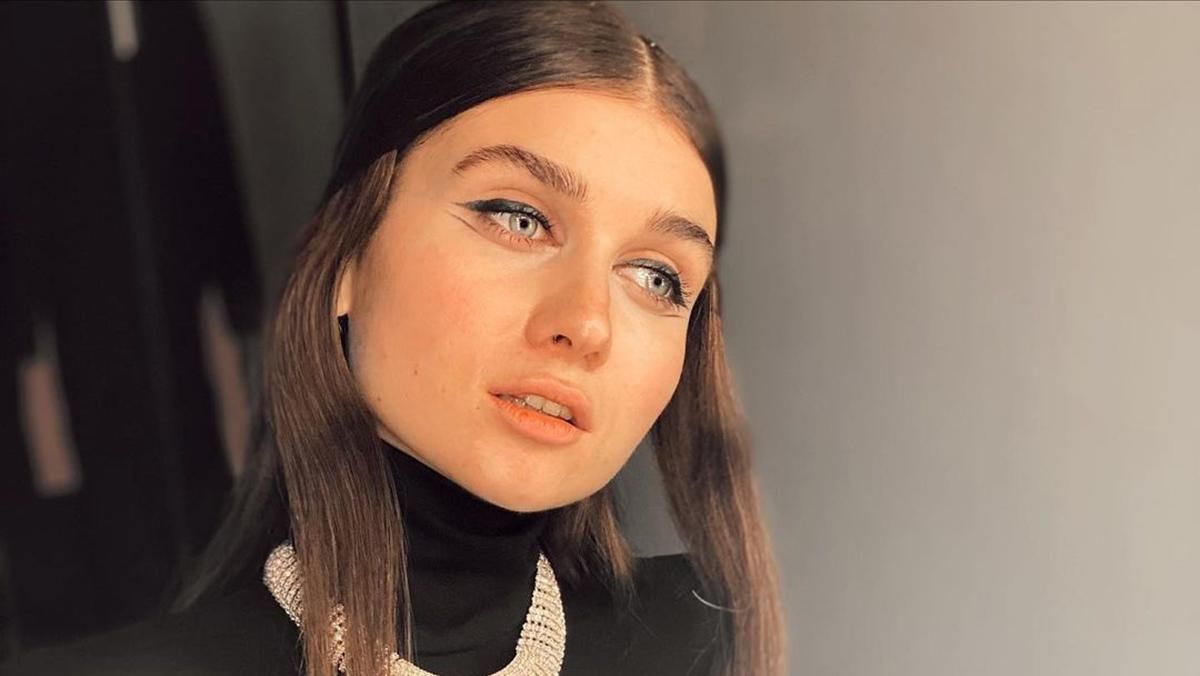 Jerry Heil показала целлюлит на бедрах: фото в платье с разрезом Jerry Heil показала целлюлит на бедрах: фото в платье с разрезом