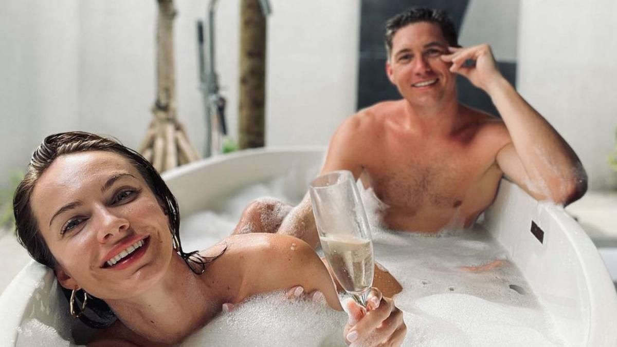 Володимир Остапчук показав інтимне фото у ванній з дружиною