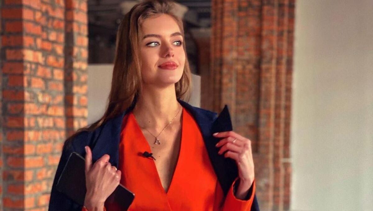 Дружина Комарова показала стильний образ у синьому пальті: фото Дружина Комарова показала стильний образ у синьому пальті: фото