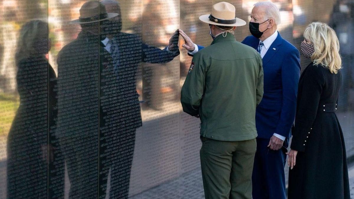 Джилл Байден побувала на робочій зустрічі у чорному пальті: образ Джилл Байден побувала на робочій зустрічі у чорному пальті: образ