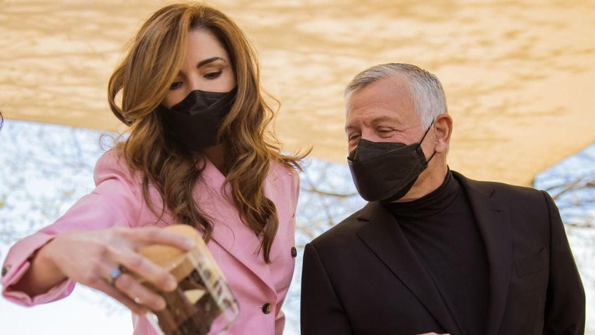 Королева Ранія зачарувала романтичним образом у рожевому костюмі: фото Королева Ранія зачарувала романтичним образом у рожевому костюмі: фото