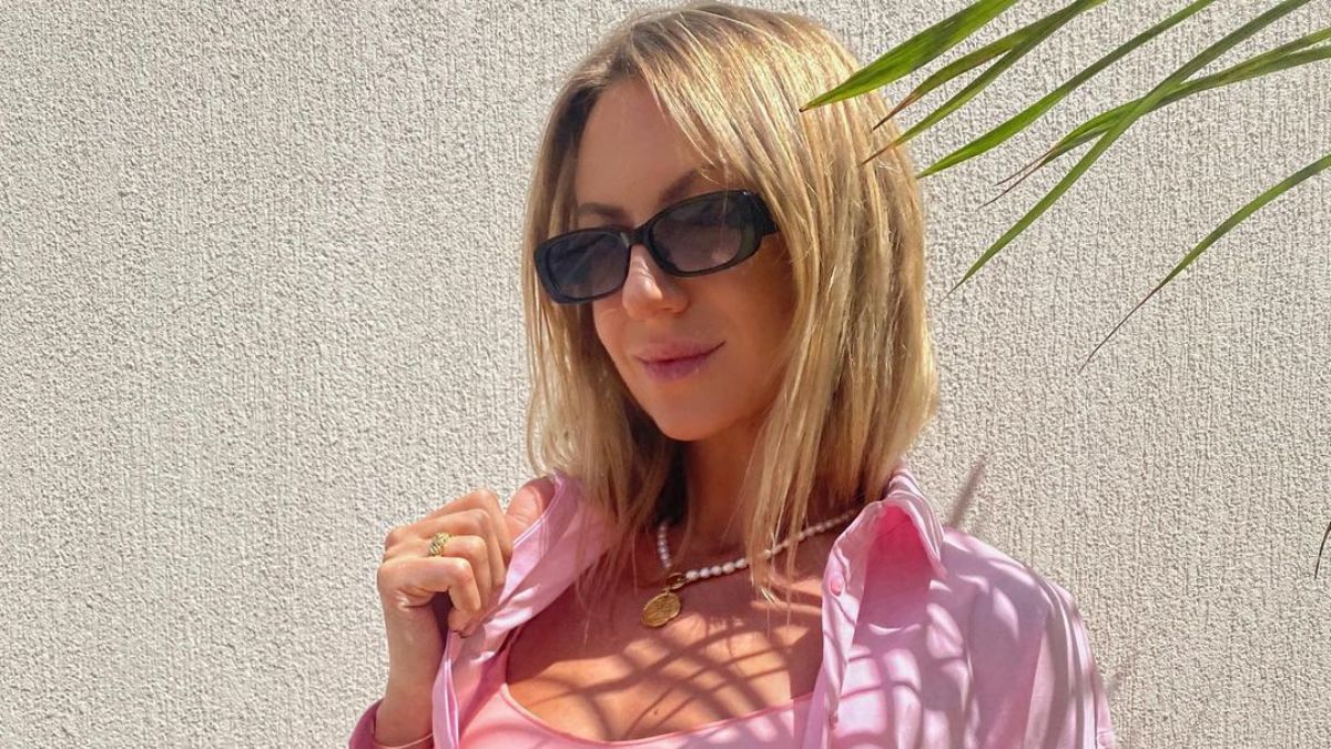 Леся Никитюк похвасталась грудью в коротком розовом топе: фото