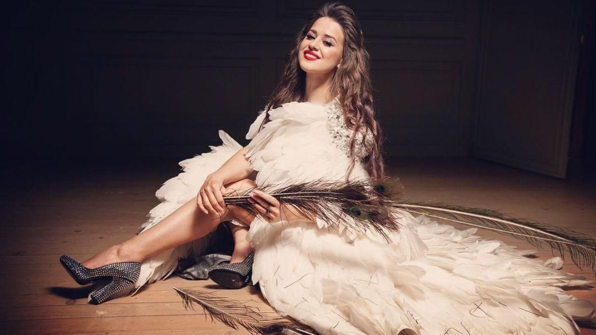 Жена Дзидзьо ошеломила образом в платье с перьями: фото Жена Дзидзьо ошеломила образом в платье с перьями: фото