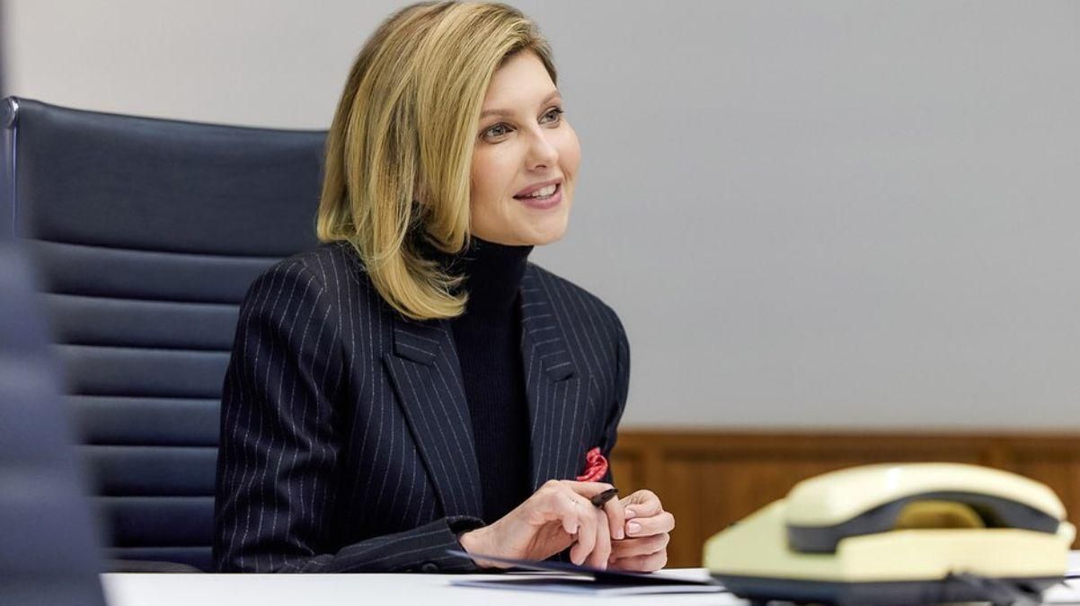 Елена Зеленская провела видеоконференцию в полосатом пиджаке: фото Елена Зеленская провела видеоконференцию в полосатом пиджаке: фото