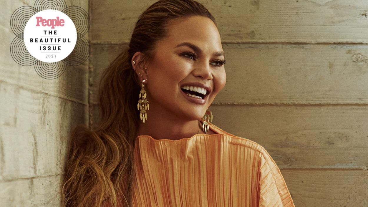 Крисси Тейген снялась с двумя детьми для обложки журнала Крисси Тейген снялась с двумя детьми для обложки журнала