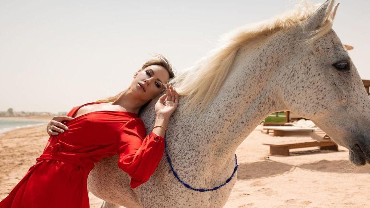 Леся Никитюк ошеломила фотосессией с лошадью: look в платье с декольте